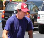 Jerry O'Connell fait les courses avec ses jumelles Dolly Rebecca Rose et Charlie Tamara Tulip, à Los Angeles. 09/08/09 