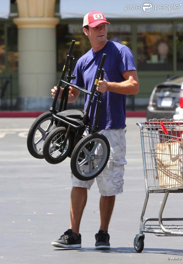 Jerry O'Connell fait les courses avec ses jumelles Dolly Rebecca Rose et Charlie Tamara Tulip, à Los Angeles. 09/08/09 