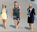 Ryan O'Neal sur une plage de Malibu, entourée de deux charmantes amies. 09/08/09