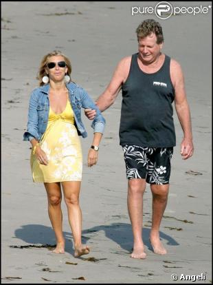 Ryan O'Neal sur une plage de Malibu, entourée de deux charmantes amies. 09/08/09