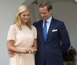La princesse Madeleine de Suède et son fiancé Jonas Bergström, le 11 août 2009... Look the ring ! 
