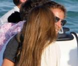 Jenson Button et sa compagne Jessica Michibata, aux anges pendant leurs vacances dans la baie de Saint-Tropez, le 12 août 2009