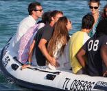 Jenson Button et sa compagne Jessica Michibata, aux anges pendant leurs vacances dans la baie de Saint-Tropez, le 12 août 2009