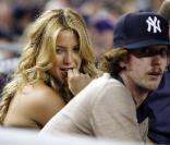 Kate Hudson lors d'un match de base-ball au Yankees Stadium à New York le 6 août 2009