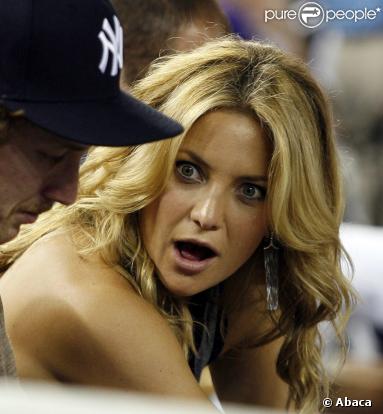 Kate Hudson lors d'un match de base-ball au Yankees Stadium à New York le 6 août 2009