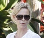 Charlize Theron fait un petit peu de shopping seule...   