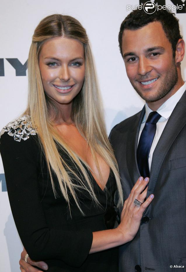 Jennifer Hawkins et Jake Wall lors du lancement de la collection printemps-été de Myer à Sydney en Australie le 19 août 2009
