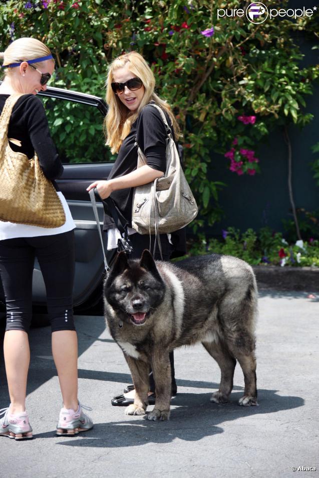 Sarah Michelle Gellar avec son chien à Beverly Hills (Los Angeles, 19 août 2009)