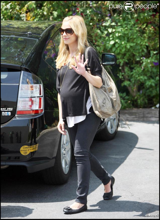Sarah Michelle Gellar avec son chien à Beverly Hills (Los Angeles, 19 août 2009)