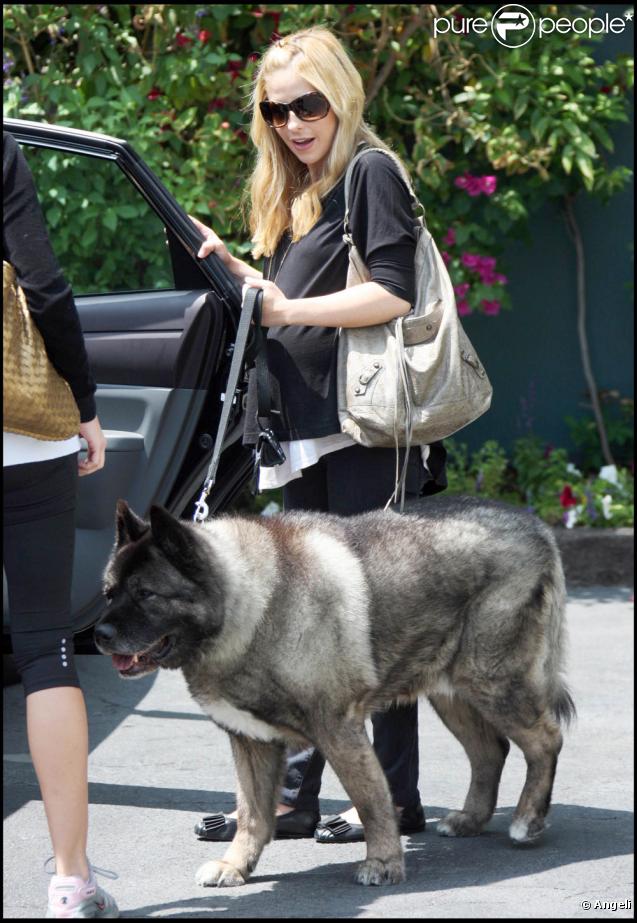 Sarah Michelle Gellar avec son chien à Beverly Hills (Los Angeles, 19 août 2009)