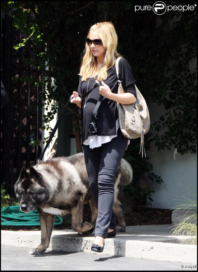 Sarah Michelle Gellar avec son chien à Beverly Hills (Los Angeles, 19 août 2009)