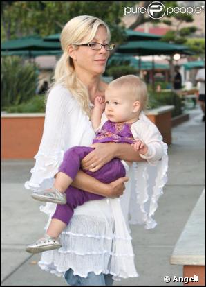 Tori Spelling et Stella (Malibu, 19 août 2009)