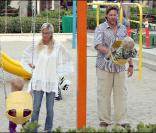 Tori Spelling, son mari Dean McDermott et leurs enfants (Malibu, 19 août 2009)