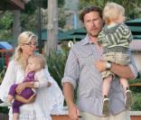 Tori Spelling, son mari Dean McDermott et leurs enfants (Malibu, 19 août 2009)