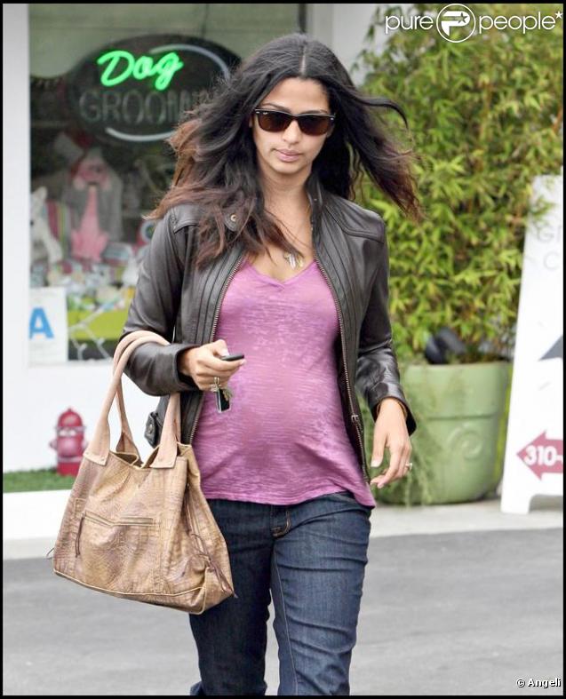 Camila Alves en solo à Malibu, elle a le look qui tue même enceinte !