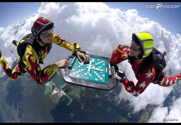 Voici des passionnés de scrabble prendre tous les risques possible pour assouvir leur besoin de jouer dans les lieux et les situations les plus dangereuses