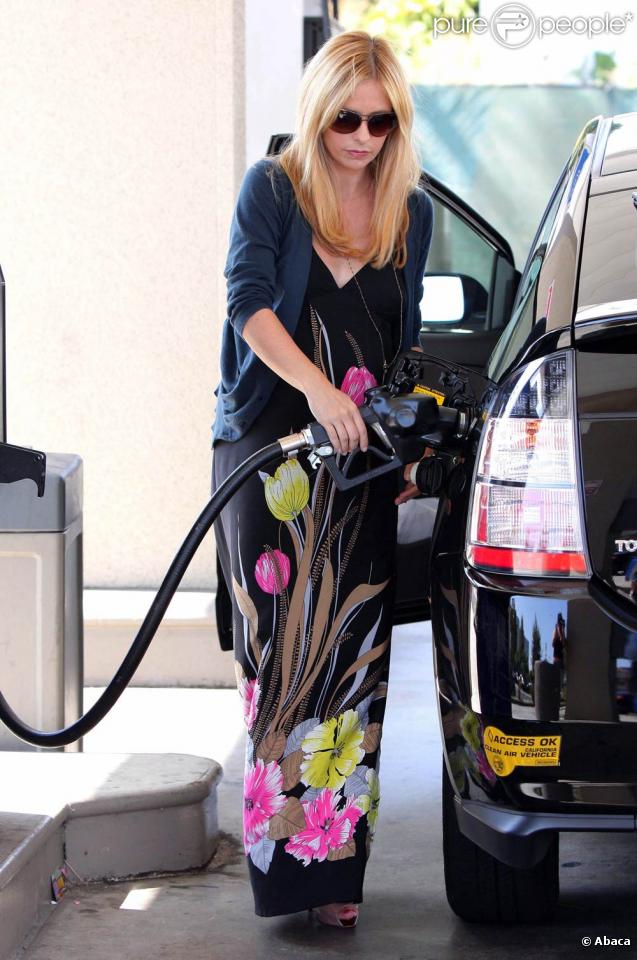 Sarah Michelle Gellar. La belle héroïne de  Buffy contre les Vampires  est enceinte et resplendissante. Et même lorsqu'elle met de l'essence, elle arbore un look parfait. Totale réussite !