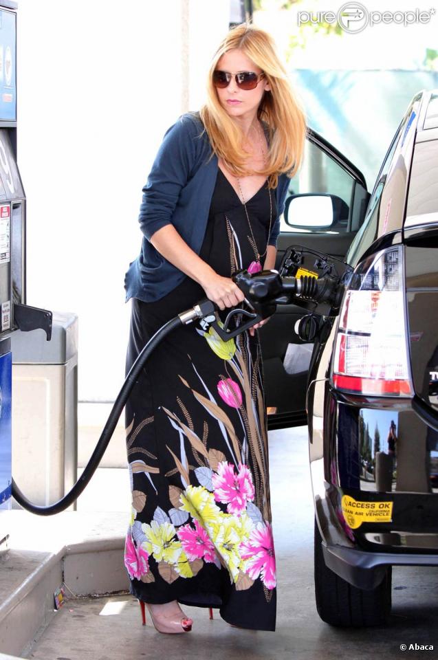 Sarah Michelle Gellar. La belle héroïne de  Buffy contre les Vampires  est enceinte et resplendissante. Et même lorsqu'elle met de l'essence, elle arbore un look parfait. Totale réussite !