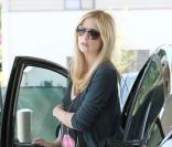 Sarah Michelle Gellar. La belle héroïne de  Buffy contre les Vampires  est enceinte et resplendissante. Et même lorsqu'elle met de l'essence, elle arbore un look parfait. Totale réussite !