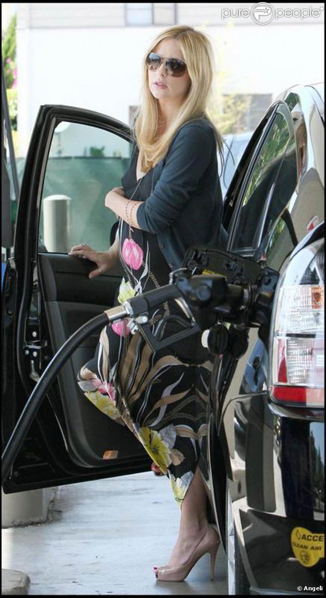 Sarah Michelle Gellar. La belle héroïne de  Buffy contre les Vampires  est enceinte et resplendissante. Et même lorsqu'elle met de l'essence, elle arbore un look parfait. Totale réussite !