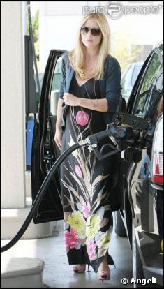 Sarah Michelle Gellar. La belle héroïne de  Buffy contre les Vampires  est enceinte et resplendissante. Et même lorsqu'elle met de l'essence, elle arbore un look parfait. Totale réussite !