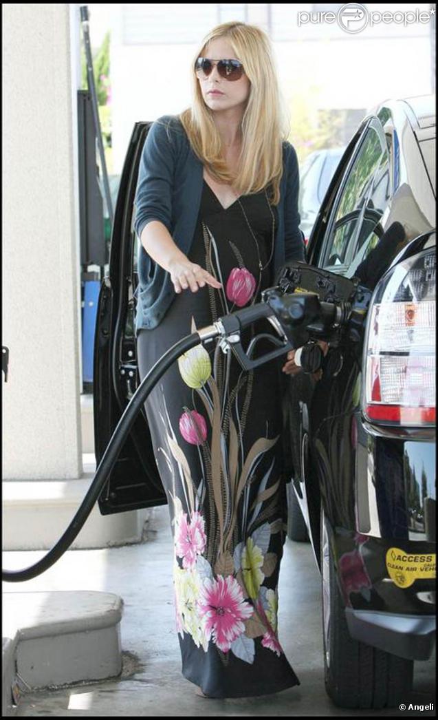 Sarah Michelle Gellar. La belle héroïne de  Buffy contre les Vampires  est enceinte et resplendissante. Et même lorsqu'elle met de l'essence, elle arbore un look parfait. Totale réussite !