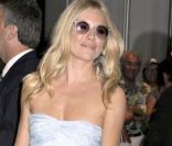 Sienna Miller mêle les lunettes Lennon et la robe chic bustier. Excellent choix. 