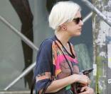 Quand Agyness Deyn sort son short en jean et son t-shirt XXL et son sac couture.  