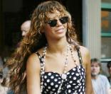 Beyoncé version combi rétro. On aime. La ceinture XXL Chanel ? Un peu moins, mais on lui pardonne. 