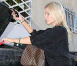 Quand la belle Sophie Monk sort ses poubelles, à son domicile de Los Angeles, en août 2009 !