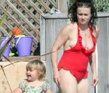 Helena Bonham Carter, Tim Burton et leur fille Nell à Malibu. Août 2009