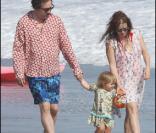 Helena Bonham Carter, Tim Burton et leur fille Nell à Malibu. Août 2009