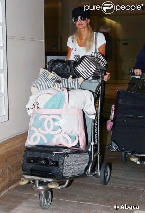 Paris Hilton. De retour d'un très court séjour de deux jours, la jetsetteuse est apparue très encombrée par ses (trop?) nombreux bagages. 