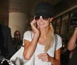 Paris Hilton. De retour d'un très court séjour de deux jours, la jetsetteuse est apparue très encombrée par ses (trop?) nombreux bagages.