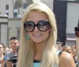 Paris Hilton. Se rendant au restaurant peu avant son voyage, la sulfureuse blonde n'est partie que pour deux jours. 