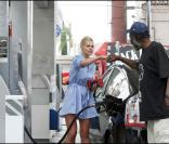Sophie Monk. Quand la blonde sexy met de l'essence, la température monte ! 