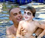Christian Audigier et son fils. Avec sa femme Ira, ils ont prénommé leur petit garçon Rocco Mick Jagger. Le créateur de mode se retrouve donc propulsé à la seconde position de notre classement.        
<meta http-equiv=