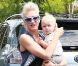 Gwen Stefani. Et son Fils Zuma Nesta Rock. Nesta étant le vrai prénom de Bob Marley, la jolie blonde lui rend un bel hommage mais elle n'oublie pas que son domaine c'est le rock ! 