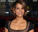 Dame Halle Berry très sage et chic a mis l'accent sur son atout number one : son décolleté !