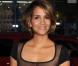 Dame Halle Berry très sage et chic a mis l"accent sur son atout number one : son décolleté !