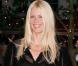 Claudia Schiffer tout sourire, montre ce qu"il faut 