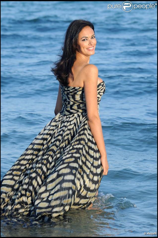 La splendide Maria Grazia Cucinotta devant le Lido, à Venise, en Italie, à la veille de l'ouverture de la 66e Mostra, le 1er septembre 2009 !
