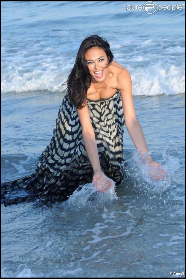 La splendide Maria Grazia Cucinotta devant le Lido, à Venise, en Italie, à la veille de l'ouverture de la 66e Mostra, le 1er septembre 2009 !