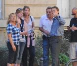 Leonardo DiCaprio sur le tournage du film Inception, à Paris, en présence de sa famille, dont sa mère. Août 2009