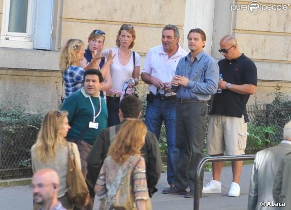 Leonardo DiCaprio sur le tournage du film Inception, à Paris, en présence de sa famille, dont sa mère. Août 2009