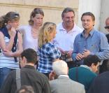 Leonardo DiCaprio sur le tournage du film Inception, à Paris, en présence de sa famille, dont sa mère. Août 2009