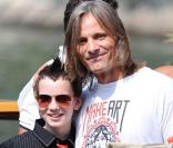 Kodi Smit-McPhee et Viggo Mortensen, lors de leur arrivée à la 66e Mostra de Venise, où ils présentent  The Road , le 3 septembre 2009 !