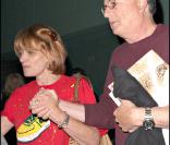 Andrea Gross la mère de DJ AM au service funéraire privé rendu pour son fils à Los Angeles le 3 septembre 2009