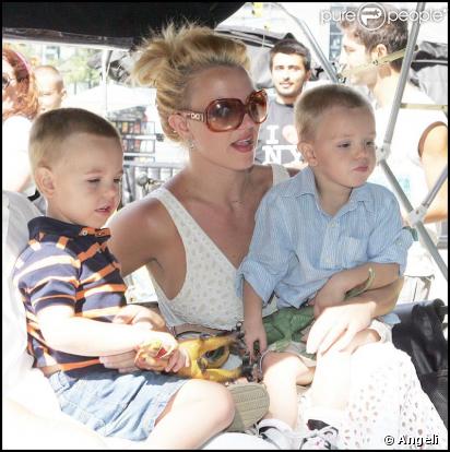 Britney Spears et ses fils Sean et Jayden avec un garde du corps à New York pour une balade en pousse-pousse le 24 août 2009