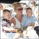 Britney Spears se la joue... pousse-pousse : une maman aux anges avec ses adorables bambins !